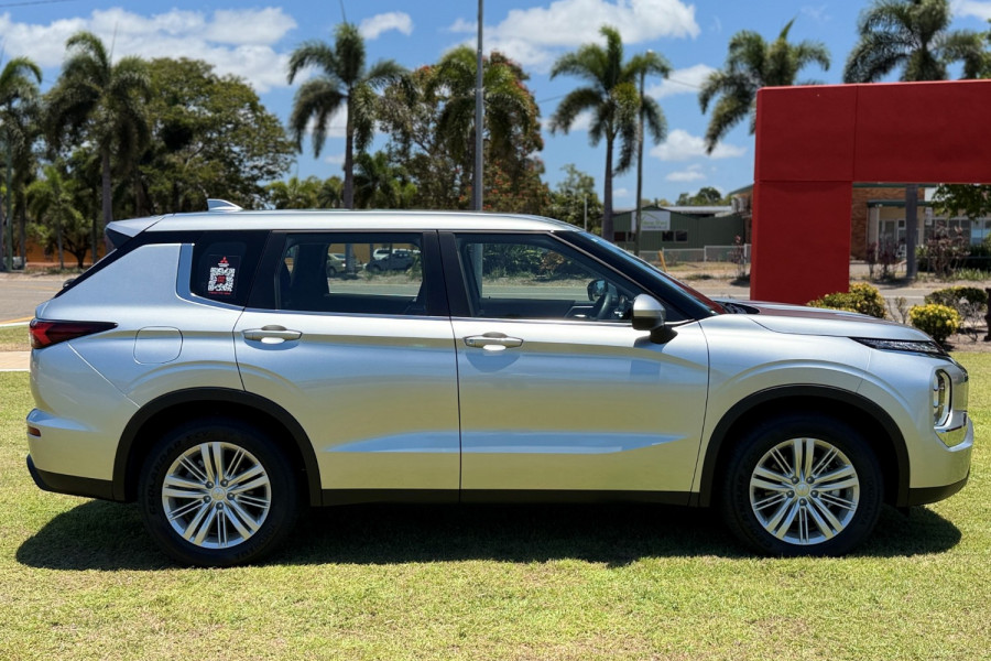 2024 Mitsubishi Outlander ZM ES SUV Image 9