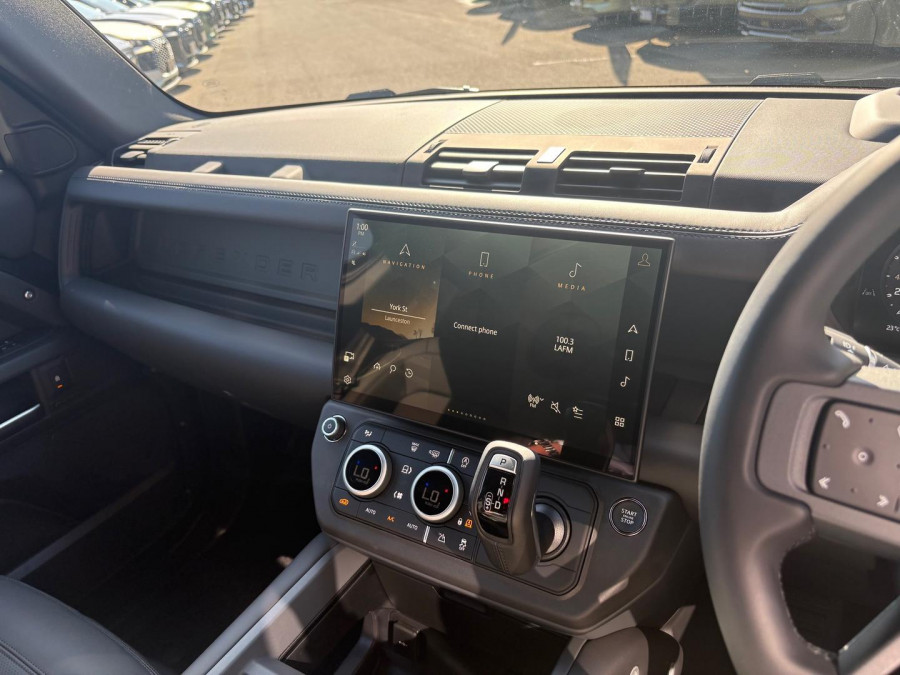 2026 Land Rover Defender L663 110 P425 X-Dynamic SE SUV Image 17