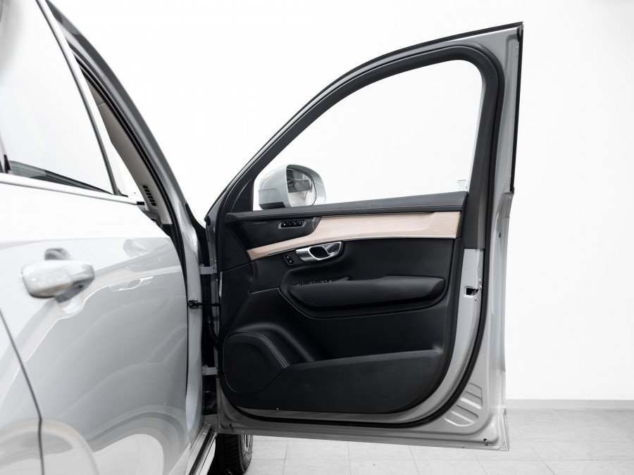 2025 Volvo XC90 L Series Ultra B5 Bright SUV Image 9