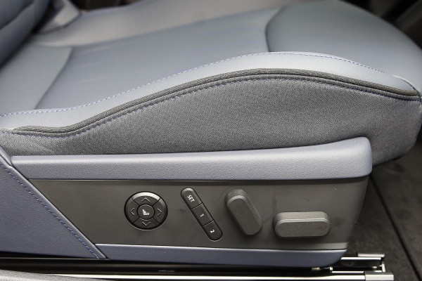 2026 MINI Cooper J01 SE Favoured Hatch image 11