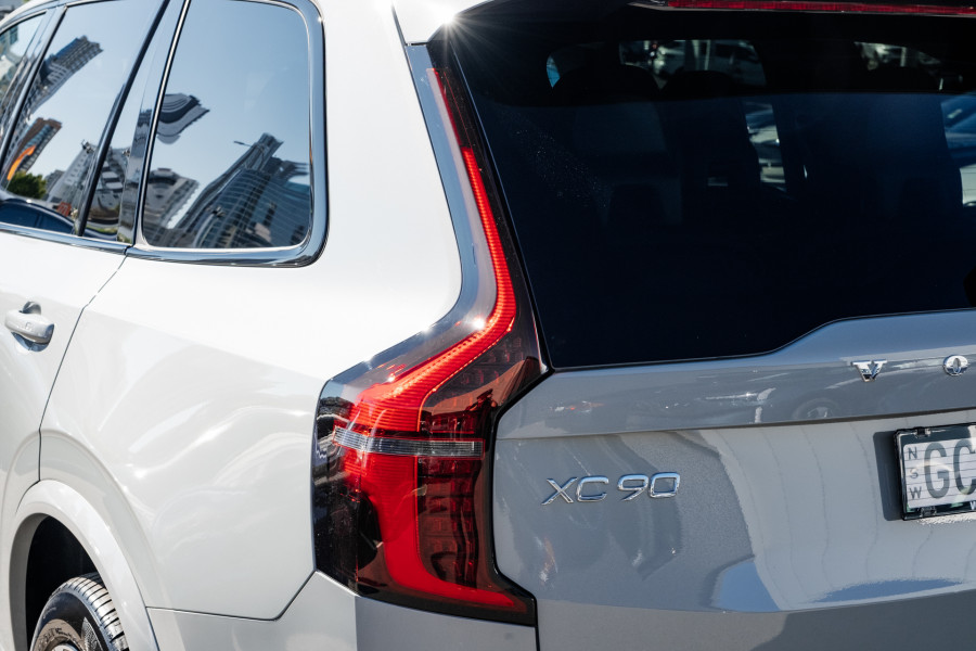 2026 Volvo XC90 L Series Plus T8 Plug-in Hybrid Dark SUV Image 22