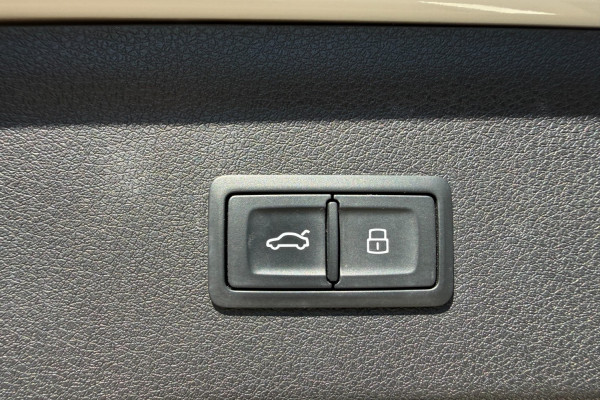 2016 MY17 Audi Q3 8U TDI SUV Image 19