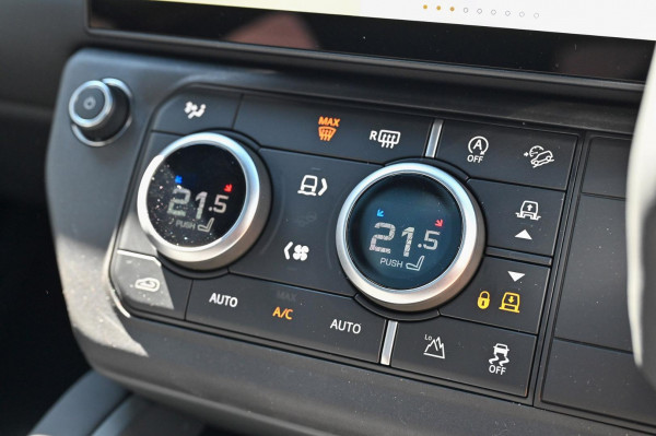 2026 Land Rover Defender L663 110 P425 X-Dynamic SE SUV image 15