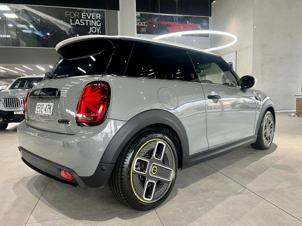 2021 MINI Cooper F56 LCI-2 Cooper SE MINI Yours Hatch image 4