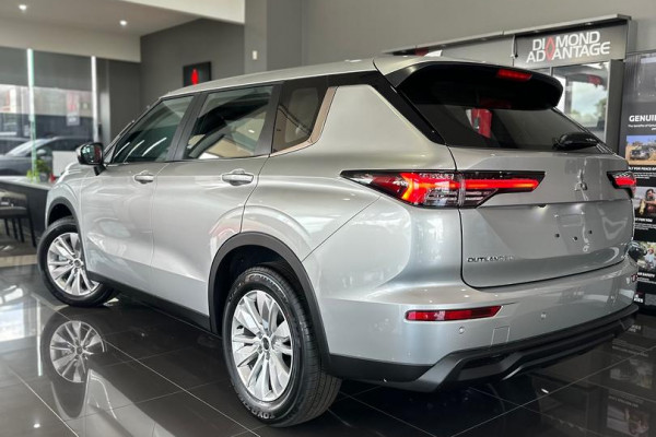 2025 MY24 Mitsubishi Outlander ZM ES SUV Image 5