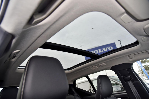 2025 Volvo XC40 XZ Ultra B4 Bright SUV Image 8