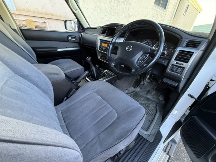 2012 Nissan Patrol Y61 ST SUV Image 9