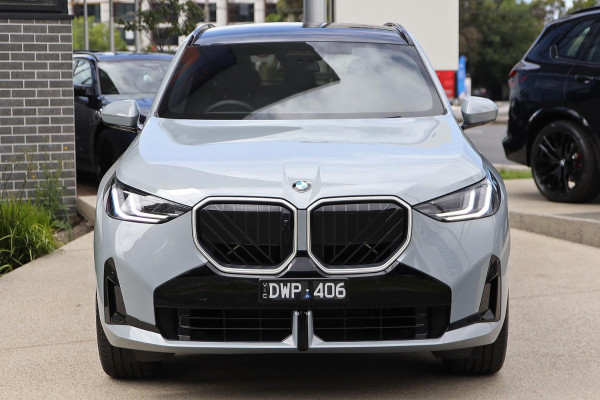 2025 BMW X3 G45 30e xDrive SUV image 3