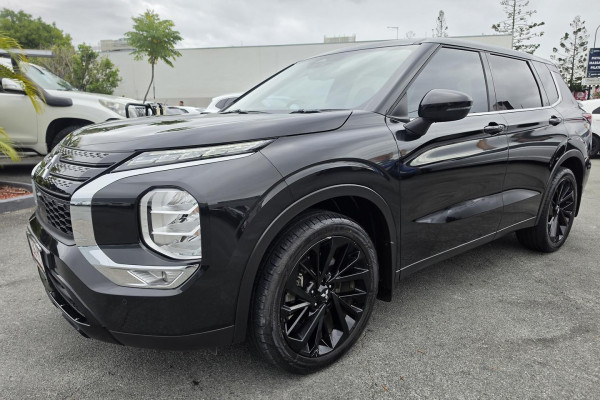 2023 Mitsubishi Outlander ZM Black Edition SUV Image 3