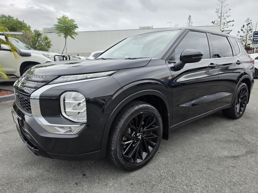 2023 Mitsubishi Outlander ZM Black Edition SUV Image 3