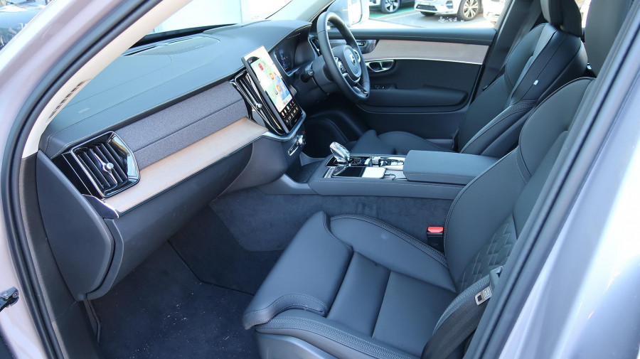 2025 MY26 Volvo XC90 L Series Plus B5 Bright SUV Image 18