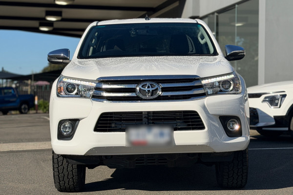 2017 Toyota HiLux  SR5 Double Cab Pick Up Image 3