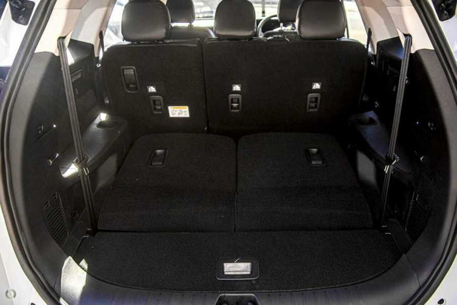2025 Mahindra XUV700  AX7L SUV Image 9