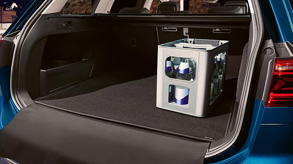 Reversible luggage compartment mat