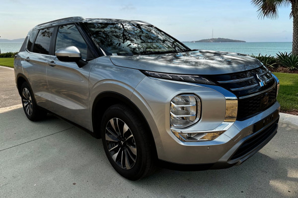 2025 Mitsubishi Outlander ZM LS SUV Image 1