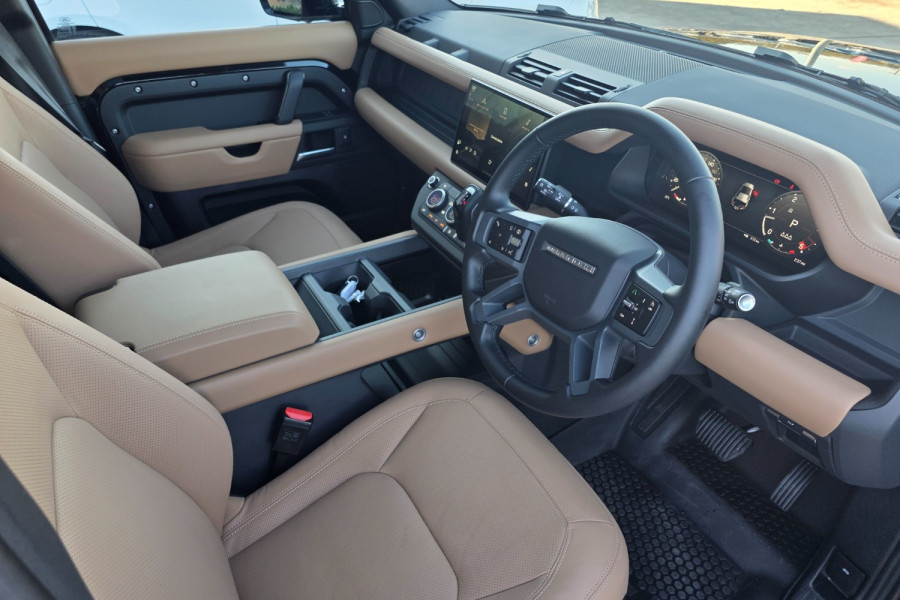 2025 Land Rover Defender 110 D300 X-DYNAMIC HSE Wagon Image 13