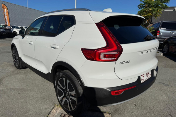 2020 Volvo XC40 XZ T4 Momentum SUV Image 9