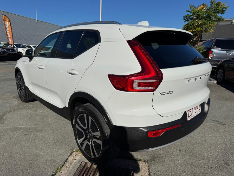 2020 Volvo XC40 XZ T4 Momentum SUV Image 9