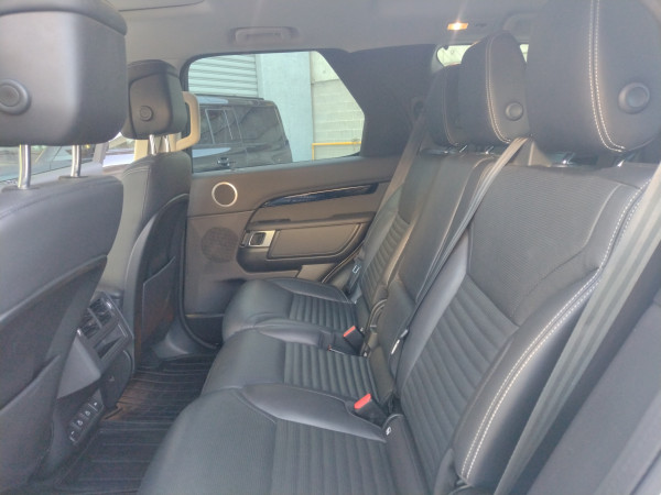 2021 Land Rover Discovery Series 5 D300 SE SUV image 13