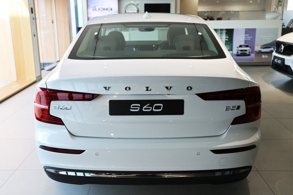2024 Volvo S60  Ultimate B5 Bright Sedan Image 5