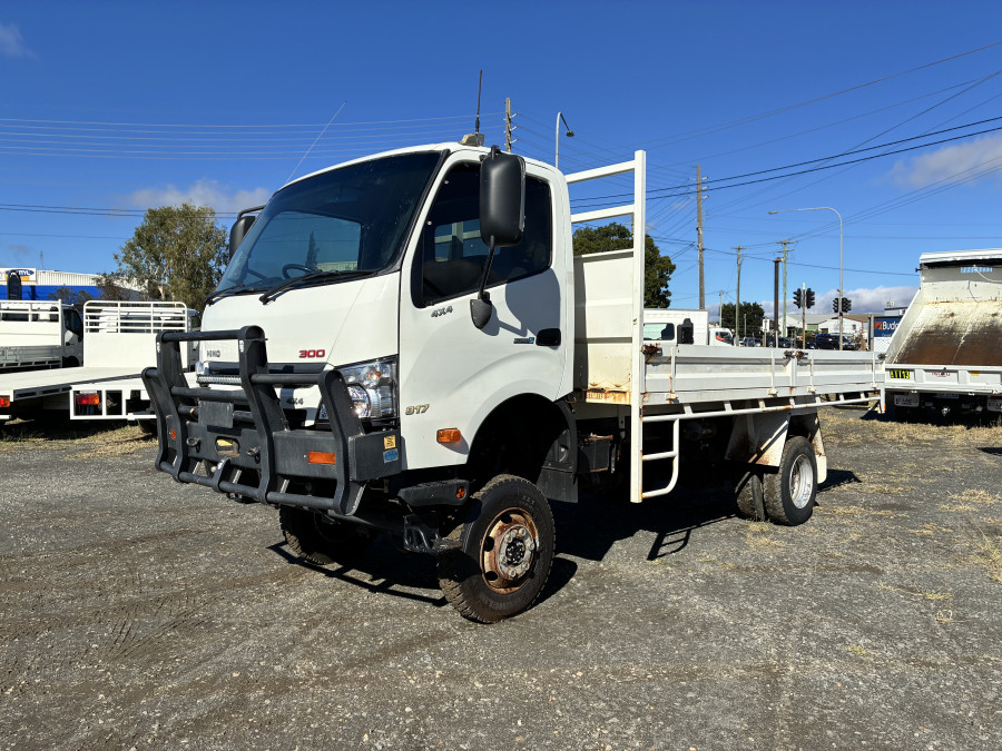 2018 Hino 300 Tray Dropside Image 5