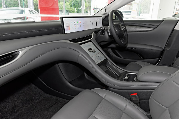 2025 MG IM5 P12L Premium Hatch Image 8