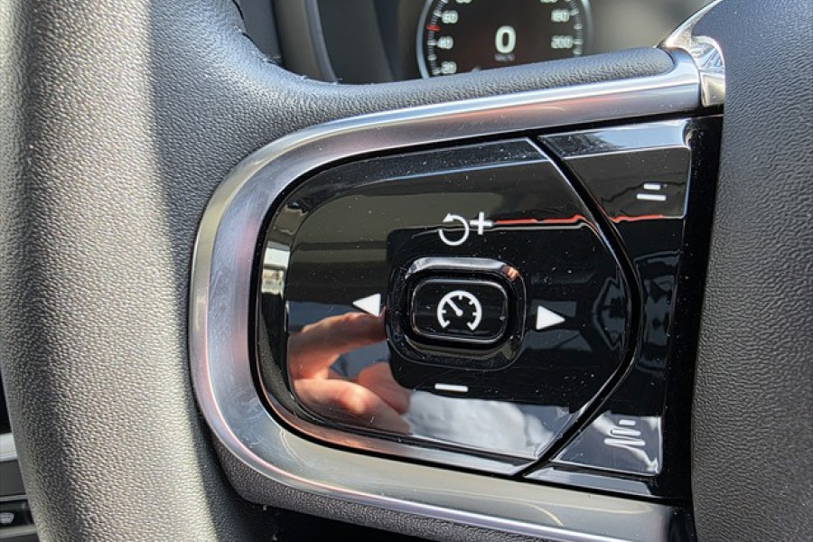 2022 Volvo S60  B5 Inscription Sedan Image 8