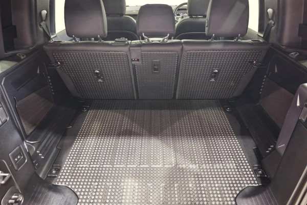 2022 MY23.5 Land Rover Defender L663 110 D300 SE SUV Image 11
