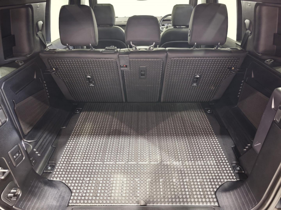 2022 MY23.5 Land Rover Defender L663 110 D300 SE SUV Image 11