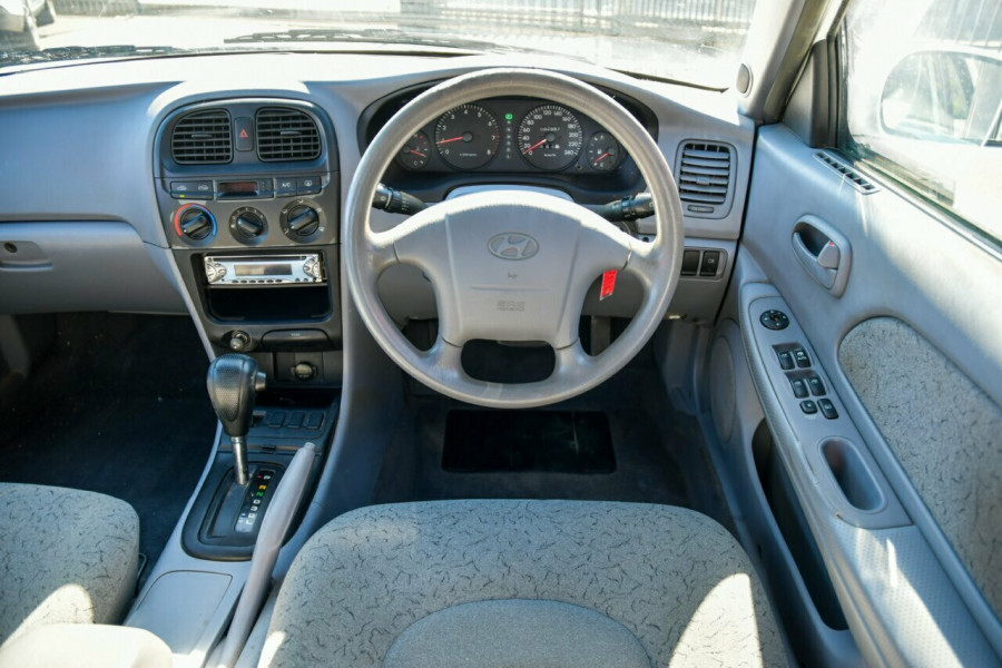 2001 Hyundai Sonata EF Classique Executive Sedan Image 9