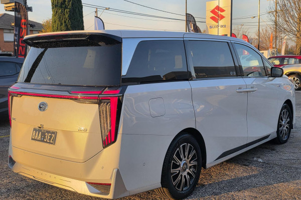 2026 GAC M8 PHEV  Luxury People Mover Image 7