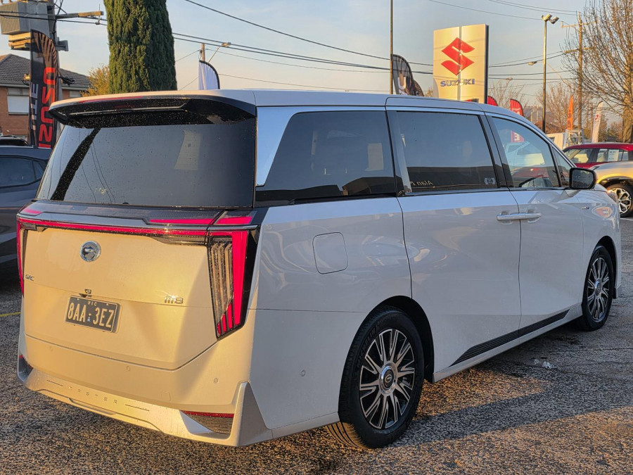 2026 GAC M8 PHEV  Luxury People Mover Image 7