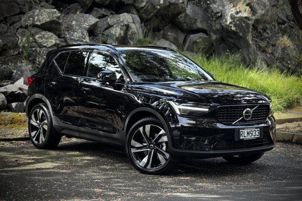 2025 Volvo XC40 XZ Ultra B4 Dark SUV Image 1