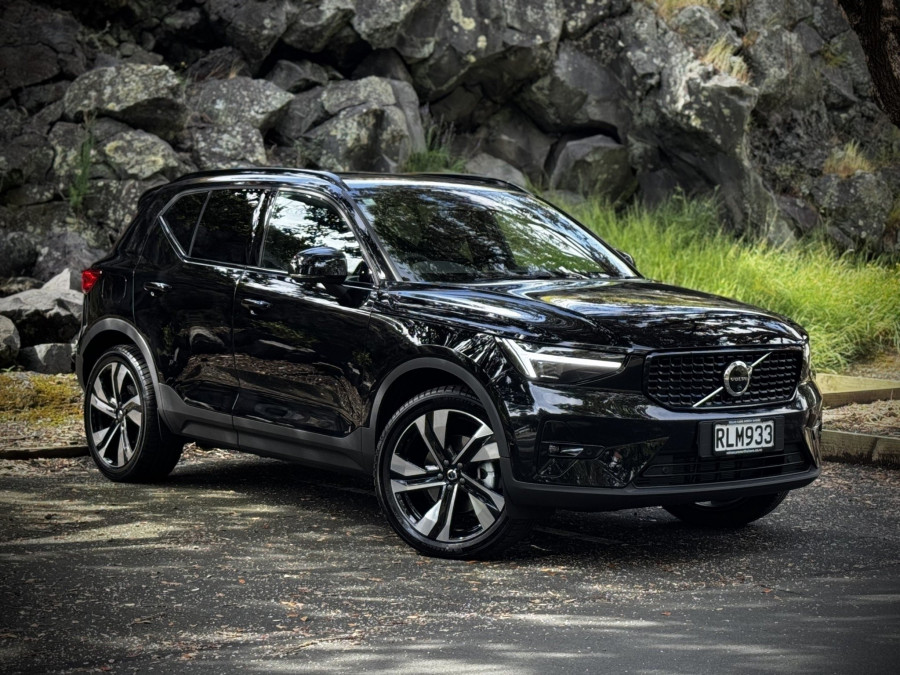 2025 Volvo XC40 XZ Ultra B4 Dark SUV Image 1