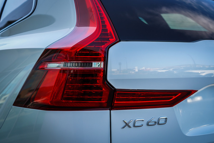 2025 Volvo XC60 Ultra T8 Plug-In Hybrid SUV Image 9