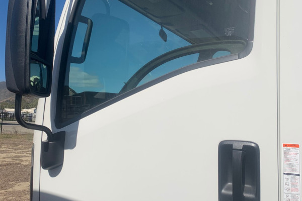 2026 Isuzu  NPS 75-175 MT D34 Cab Chassis Image 5
