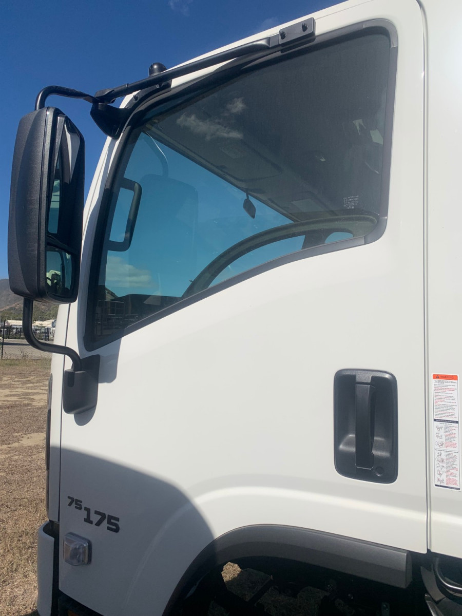 2026 Isuzu  NPS 75-175 MT D34 Cab Chassis Image 5