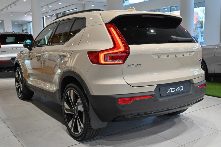 2026 Volvo XC40 XZ Ultra B4 Dark SUV Image 4