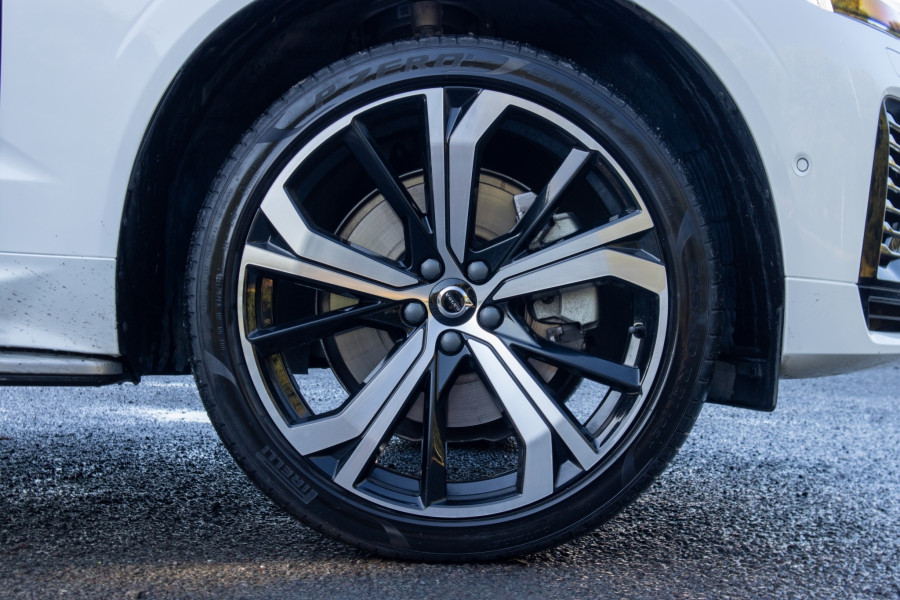 2022 Volvo XC60 T8 Ultimate Recharge PHEV SUV Image 19