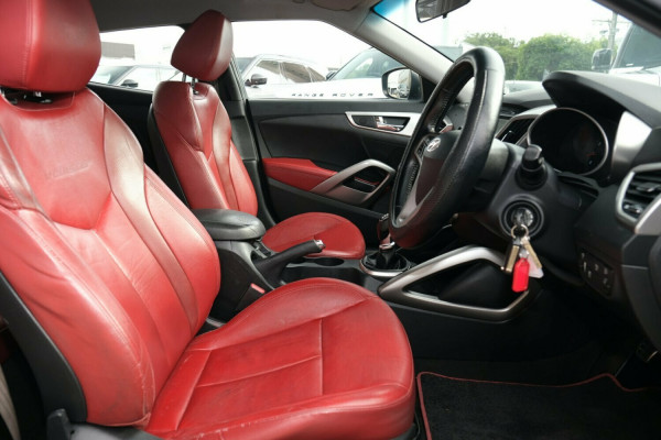 2012 Hyundai Veloster FS Coupe Hatch Image 3