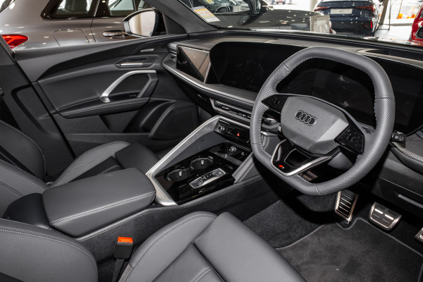 2025 MY26 Audi Q5 e-hybrid 270kW SUV image 5