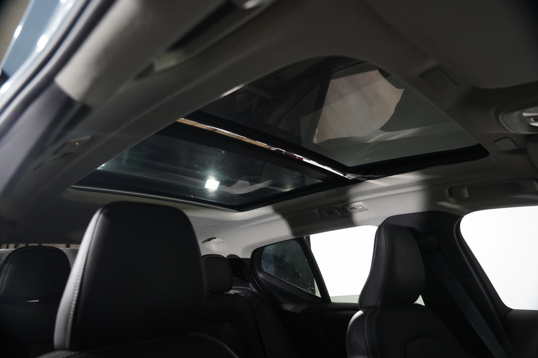 2022 Volvo Xc40 Ultimate B5 Dark Mhev SUV Image 27