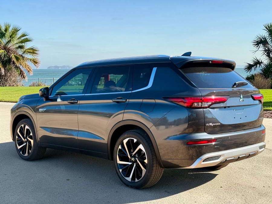 2024 Mitsubishi Outlander ZM PHEV Exceed SUV Image 3