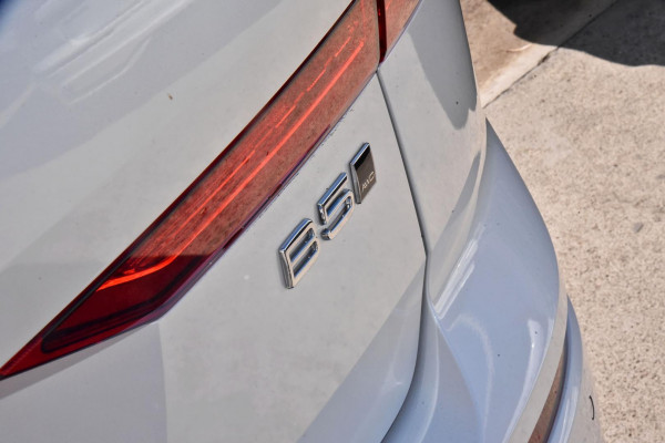 2023 Volvo XC60  Ultimate B5 Bright SUV Image 5