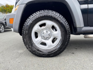 2005 Jeep Cherokee KJ Sport SUV