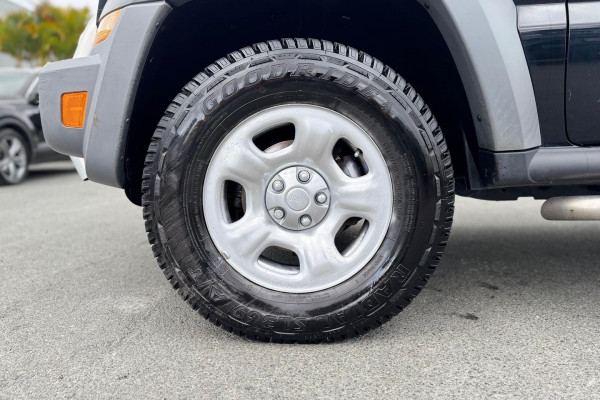 2005 Jeep Cherokee KJ Sport SUV Image 22