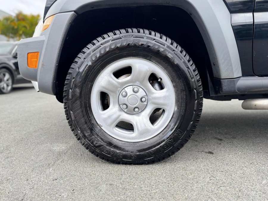 2005 Jeep Cherokee KJ Sport SUV Image 22