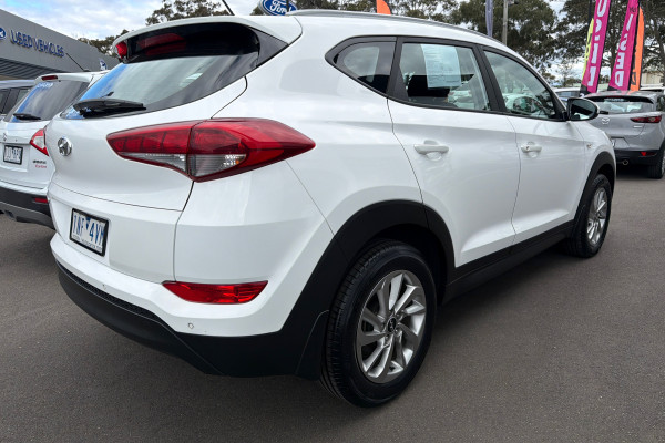 2018 Hyundai Tucson D3W52GA1FDD998 Active SUV Image 5