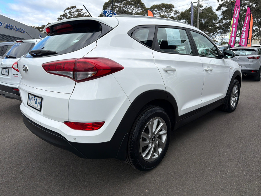 2018 Hyundai Tucson D3W52GA1FDD998 Active SUV Image 5