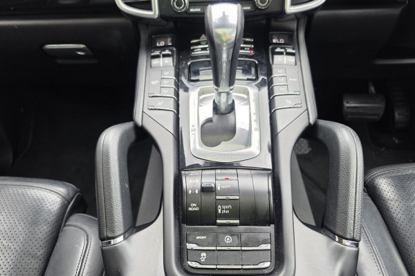2016 MY17 Porsche Cayenne 92A Platinum Edition SUV Image 17